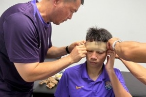 记者：杨帆眉骨赛后缝了4针，看侧脸都能看出拧着眉毛